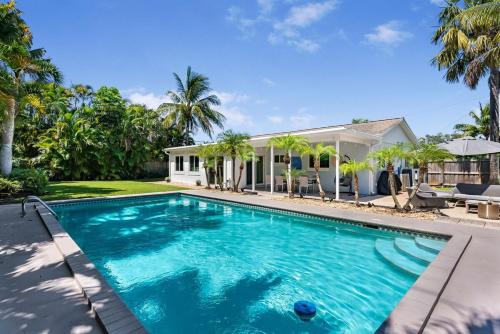 Stunning Tropical Heated Pool House Near The Beach