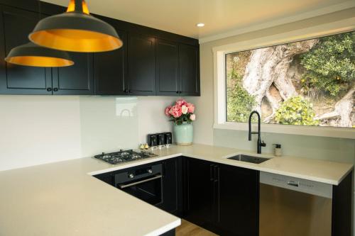 Red Rock Cottage, beachfront luxury in وايوكو