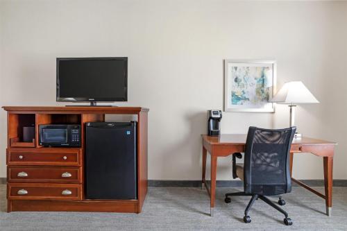 Best Western Plus Executive Hotel & Suites - image 8