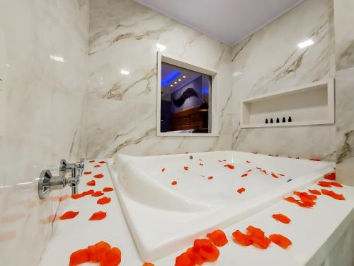 King Room with Spa Bath image 8