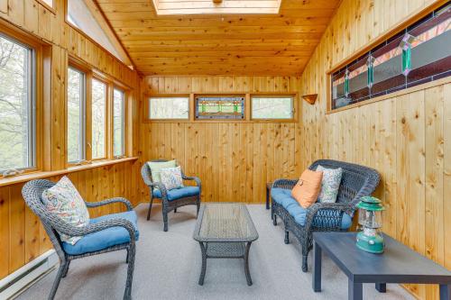 1/2 Mi to Boat Ramp: Lake Wallenpaupack Retreat! in Lakeville (PA)