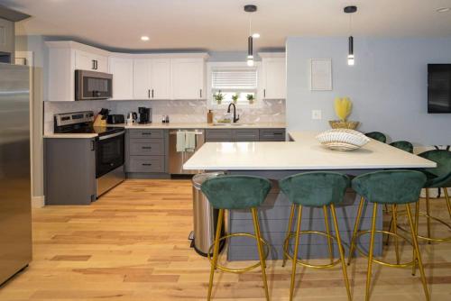 Lake Access 4 Bed 3 Bath HOT TUB in Billerica (Massachusetts)