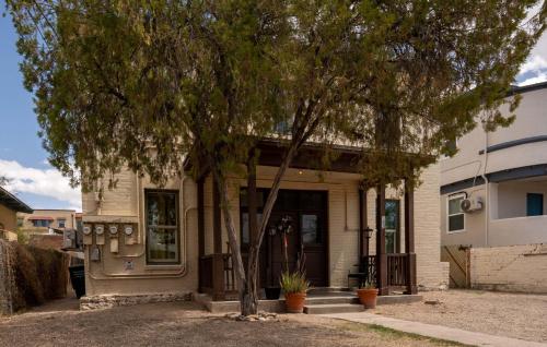 Breezy 1BR Retreat Walk to UofA and Spring Fun near พิพิธภัณฑ์เด็ก ทูซอน