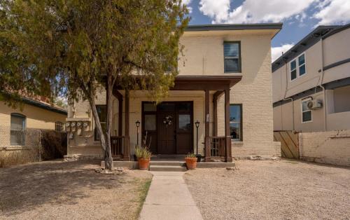 Breezy 1BR Retreat Walk to UofA and Spring Fun near พิพิธภัณฑ์เด็ก ทูซอน