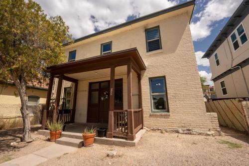 Breezy 1BR Retreat Walk to UofA and Spring Fun near พิพิธภัณฑ์เด็ก ทูซอน