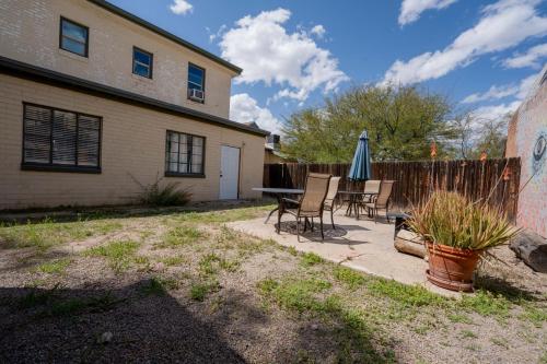 Breezy 1BR Retreat Walk to UofA and Spring Fun near พิพิธภัณฑ์เด็ก ทูซอน