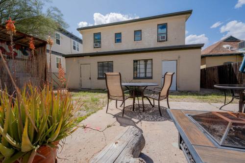 Breezy 1BR Retreat Walk to UofA and Spring Fun near พิพิธภัณฑ์เด็ก ทูซอน