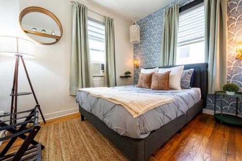 เตียงนอน, Bloom and Relax Historic 1BR in Downtown near ศูนย์วิทยาศาสตร์และท้องฟ้าจำลองแฟรนดราว