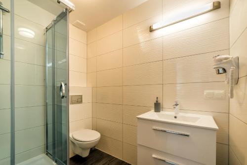 Double Room with Balcony image 5