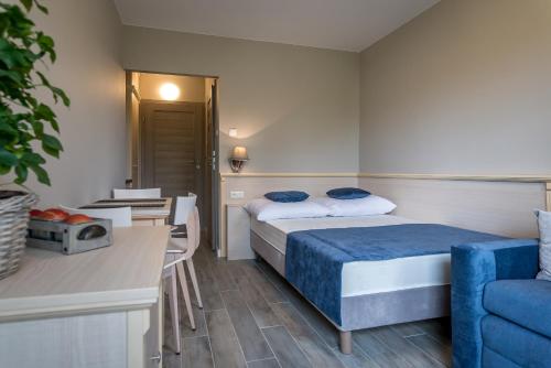 Triple Room with Balcony image 4