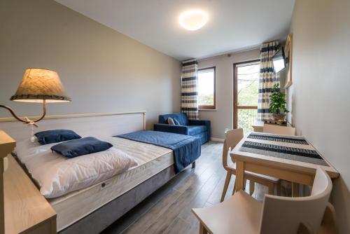 Triple Room with Balcony image 6