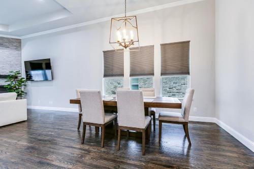 Spacious and Modern 4BR 2BA 5MintoDFW in Коппелл