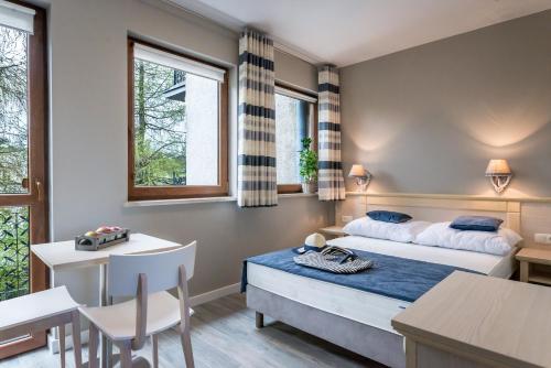 Double Room with Balcony image 2