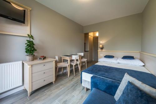 Triple Room with Balcony image 7