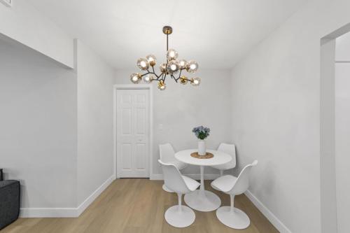 Facilities, 2BR, 2B, Coffee Bar, Cozy Sectional, Rainfall Shower, Smart TVs, Cozy Beach Theme in North Clairemont