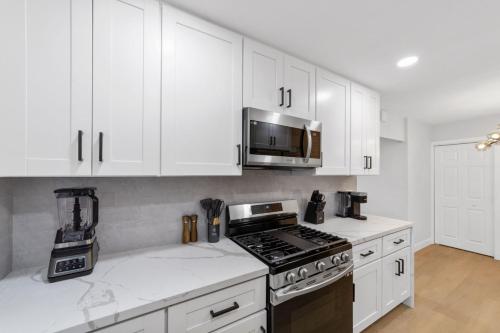 Kitchen, 2BR, 2B, Coffee Bar, Cozy Sectional, Rainfall Shower, Smart TVs, Cozy Beach Theme in North Clairemont