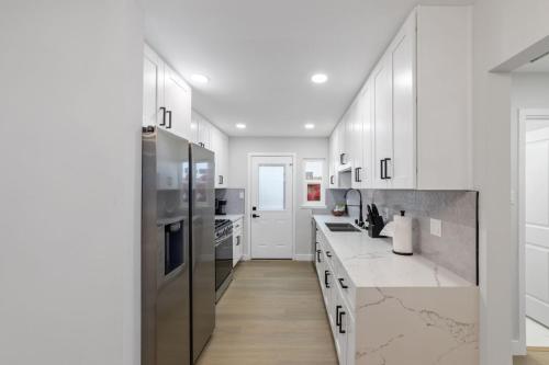 Kitchen, 2BR, 2B, Coffee Bar, Cozy Sectional, Rainfall Shower, Smart TVs, Cozy Beach Theme in North Clairemont