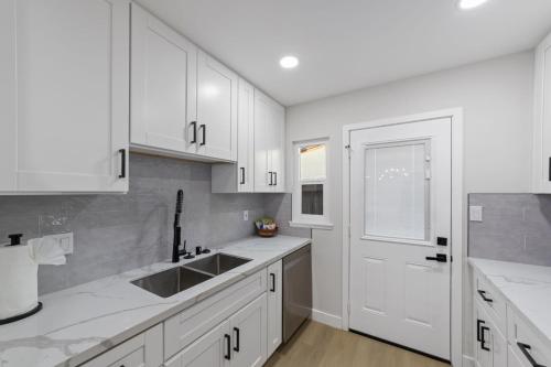 Kitchen, 2BR, 2B, Coffee Bar, Cozy Sectional, Rainfall Shower, Smart TVs, Cozy Beach Theme in North Clairemont