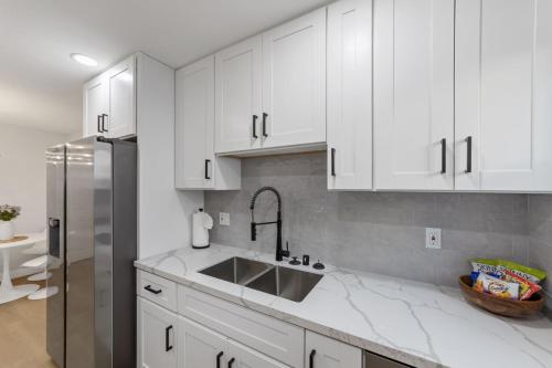 Kitchen, 2BR, 2B, Coffee Bar, Cozy Sectional, Rainfall Shower, Smart TVs, Cozy Beach Theme in North Clairemont