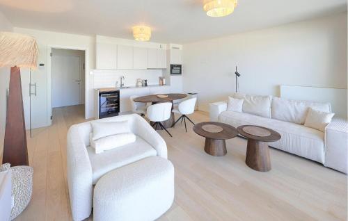 One-Bedroom Apartment image 8