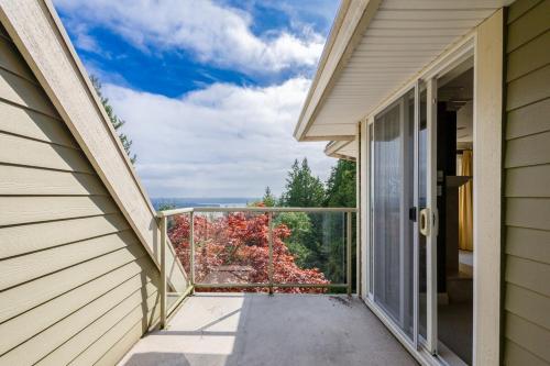 Luxury 5BR Villa, Gym, Theater & Ocean Views near Granville Street Mall/Granville Street