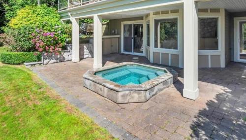 Luxury 5BR Villa, Gym, Theater & Ocean Views near Granville Street Mall/Granville Street