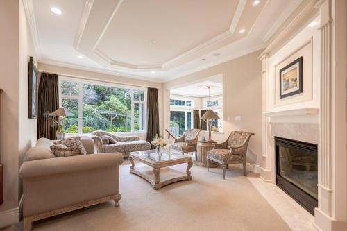 Luxury 5BR Villa, Gym, Theater & Ocean Views near Granville Street Mall/Granville Street