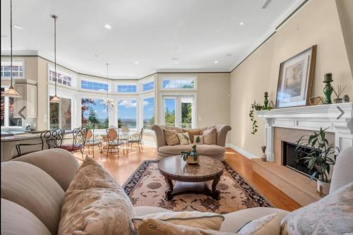Luxury 5BR Villa, Gym, Theater & Ocean Views near Granville Street Mall/Granville Street