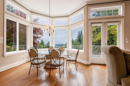 Luxury 5BR Villa, Gym, Theater & Ocean Views near Granville Street Mall/Granville Street