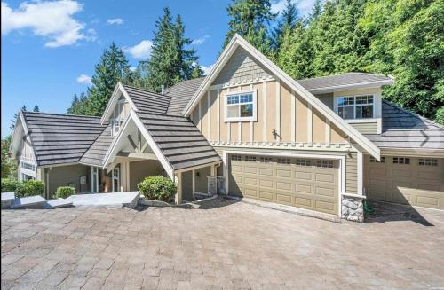 Luxury 5BR Villa, Gym, Theater & Ocean Views near Granville Street Mall/Granville Street