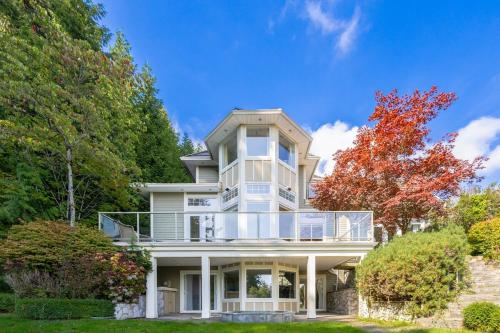 Luxury 5BR Villa, Gym, Theater & Ocean Views near Granville Street Mall/Granville Street