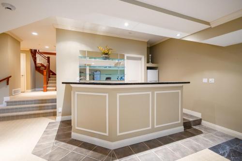 Luxury 5BR Villa, Gym, Theater & Ocean Views near Granville Street Mall/Granville Street