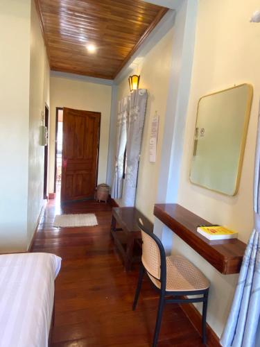 Superior Twin Room image 3