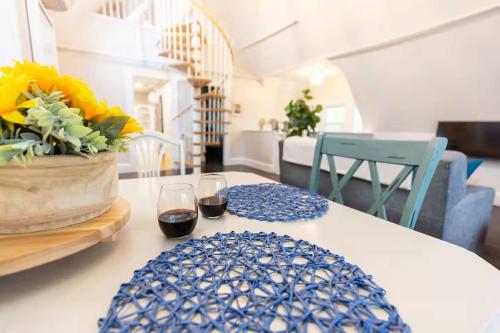 Jennifer's Loft Apartment Historic College Hill with Parking