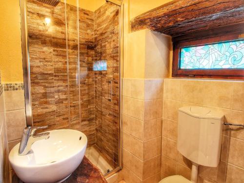 浴室, Urban farmhouse in Umbria with pool in 蒙泰聖馬里亞蒂貝里納