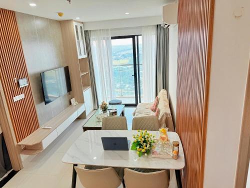 Two-Bedroom Apartment with City View image 1