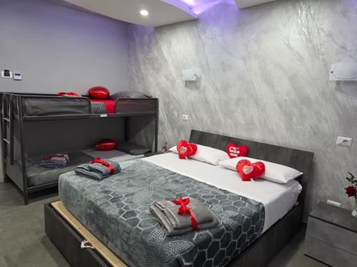1 king bed, 2 twin beds