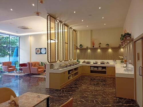 restavracija, 2x spalnica 200 kv. m., 2x zasebna kopalnica  v Madhapur (GRAND CONTINENT HOTEL GACHIBOWLI US CONSULATE) in Hyderabad