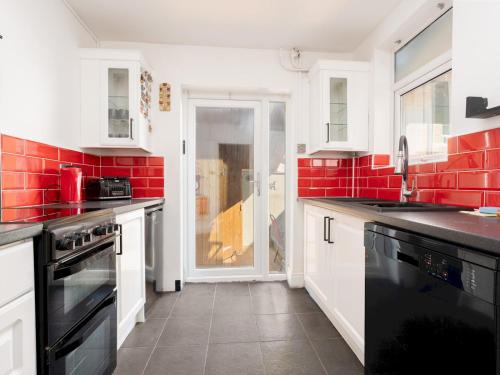Liverpool, Anfield 3 Bed Home, Parking & Wifi - Pass the Keys, Liverpool (photo 3)