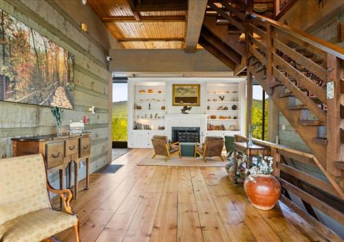 Shared lounge/TV area, Laurel Valley Mountain Retreat near Cades Cove