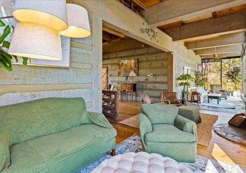 Shared lounge/TV area, Laurel Valley Mountain Retreat near Cades Cove