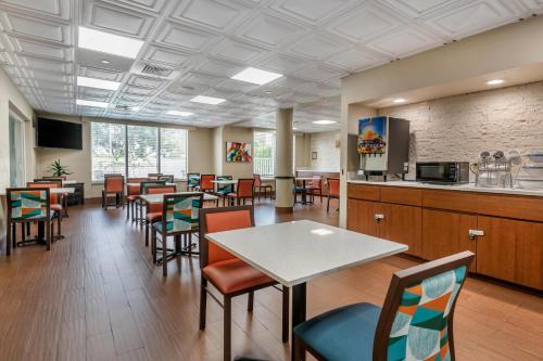 Comfort Suites Tamarac Sawgrass - Tap to explore photos