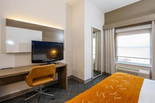 Comfort Suites University Drive - image 10