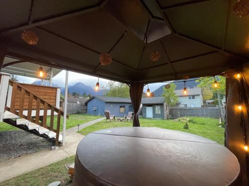 Cozy Private Suite with HOT TUB fire pit and AC! in โฮป (บริติช โคลัมเบีย)