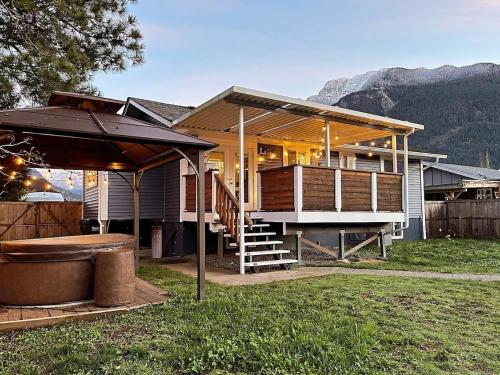 Cozy Private Suite with HOT TUB fire pit and AC! in โฮป (บริติช โคลัมเบีย)