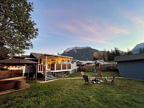 Cozy Private Suite with HOT TUB fire pit and AC! in โฮป (บริติช โคลัมเบีย)