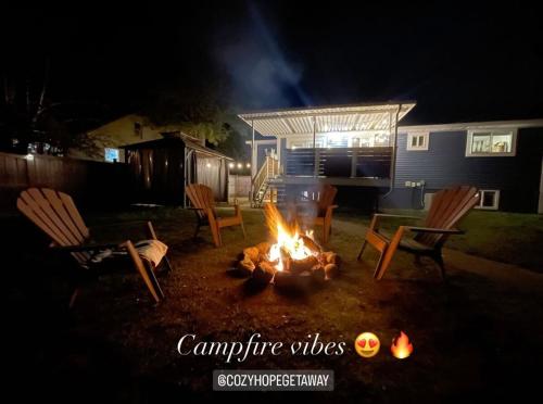 Cozy Private Suite with HOT TUB fire pit and AC! in โฮป (บริติช โคลัมเบีย)