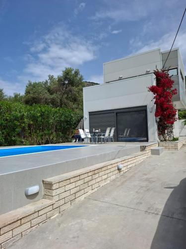 Exterior view of Villa Nicolas Plataria