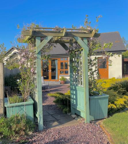 The Conifers Studio Apartment With Private Garden in Killinick