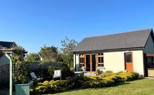 The Conifers Studio Apartment With Private Garden in Killinick